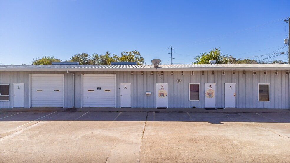More Photos Of 1346 N Jefferson St, La Grange Warehouse For Sale