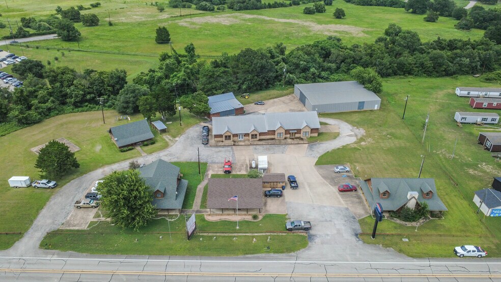 More Photos Of 1608 Highway 290 W, Brenham Showroom For Lease