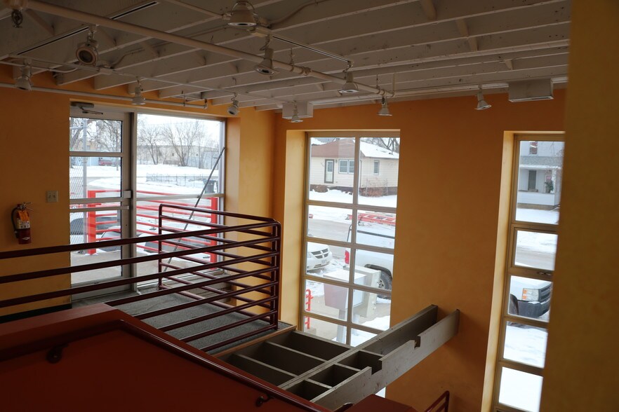 More Photos Of 1415 1st Ave, Mankato Showroom For Sale