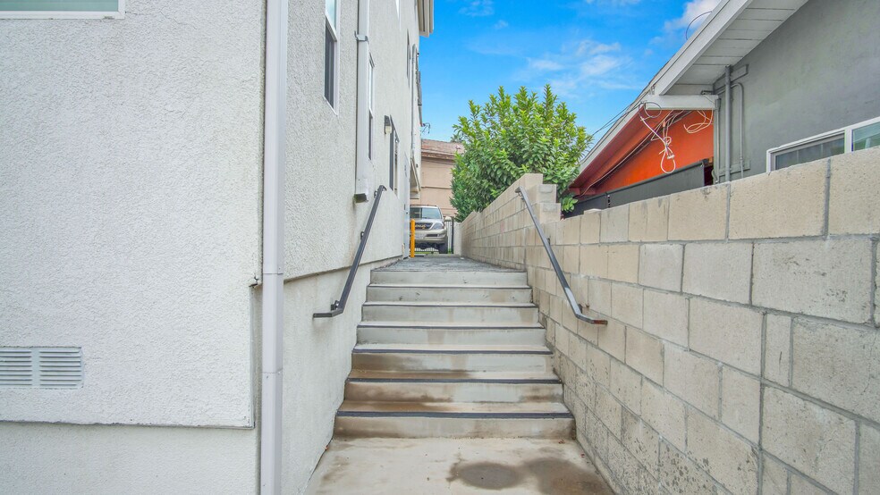 More Photos Of 5353 Oakland St, Los Angeles Apartments For Sale