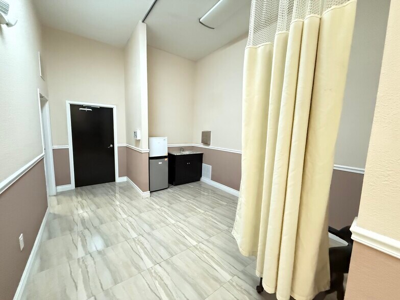 More Photos Of 2950 W Griffin Rd, Fort Lauderdale Freestanding For Lease