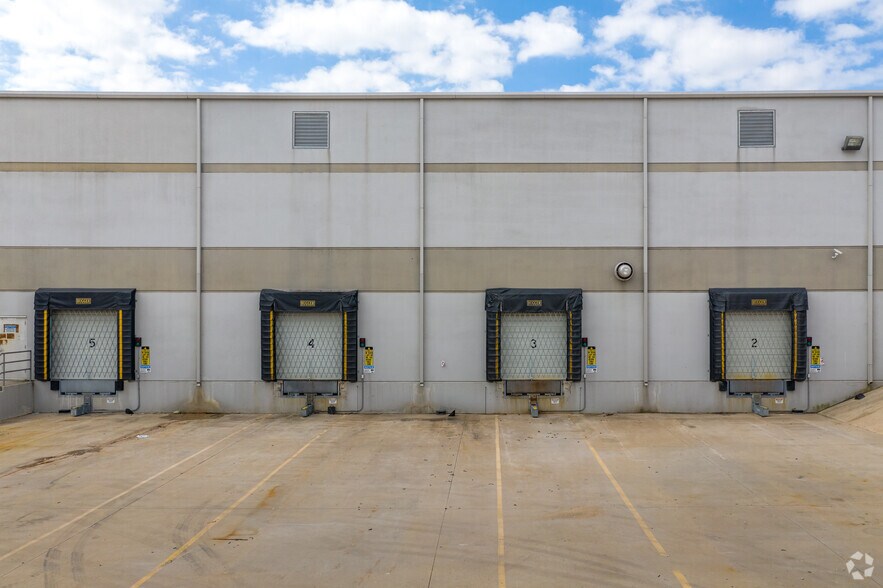 More Photos Of 6601 Will Rogers Blvd, Fort Worth Warehouse For Sale