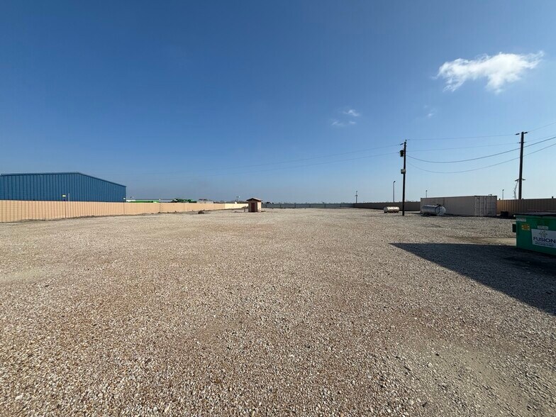 More Photos Of 6312 S I-45, Wilmer Warehouse For Sale
