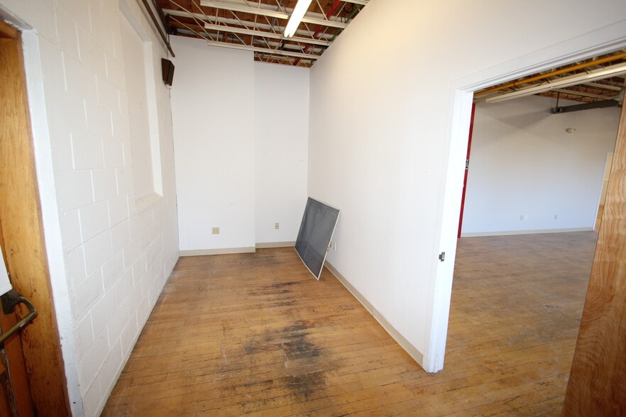 More Photos Of 35 Water St, Amesbury Research And Development For Lease