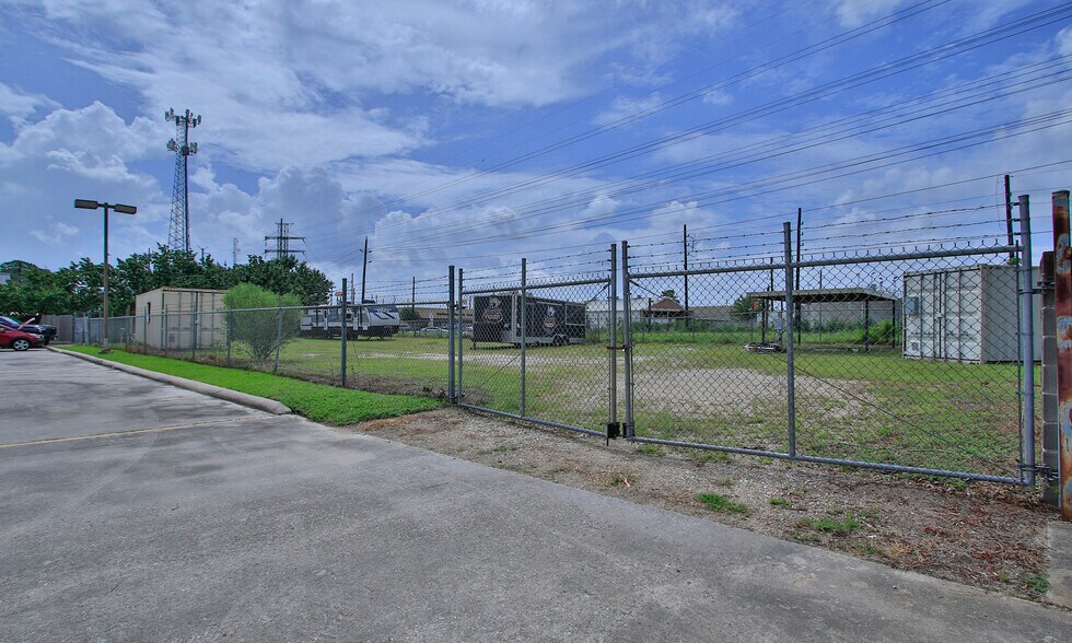 More Photos Of 25349-25351 Borough Park Dr, Spring Light Manufacturing For Sale