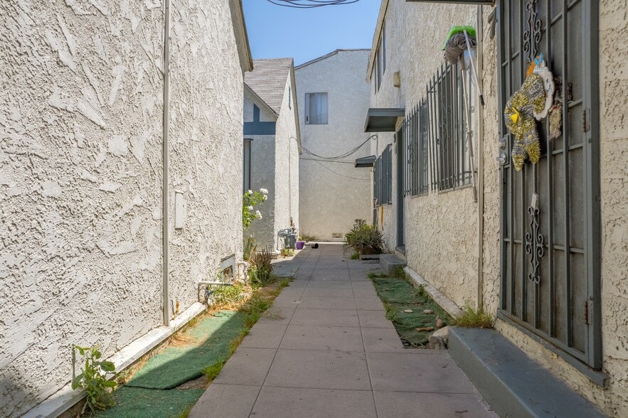 More Photos Of 526-534 W 47th St, Los Angeles Apartments For Sale