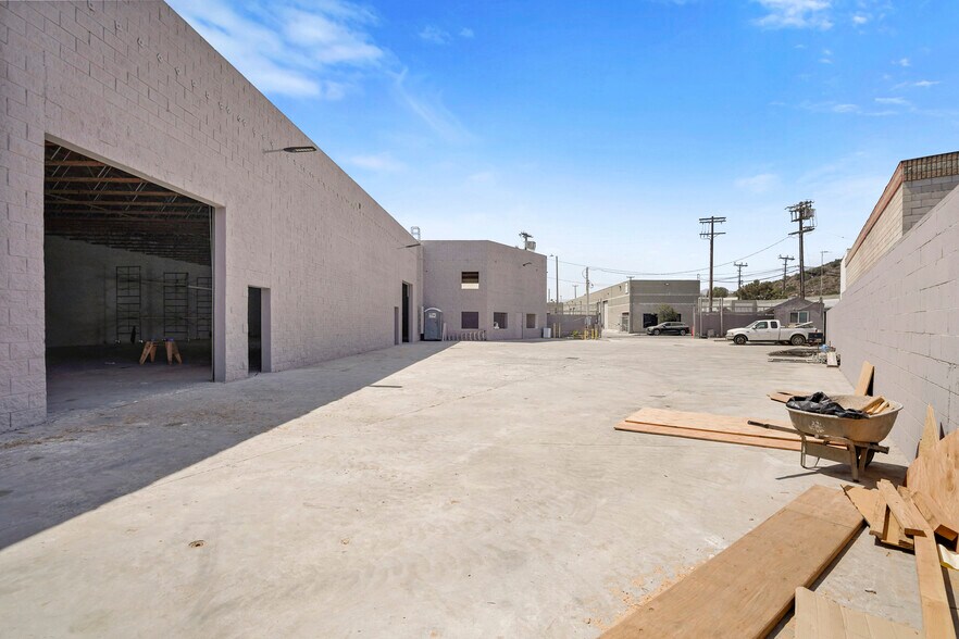 More Photos Of 10926 Randall St, Sun Valley Warehouse For Lease