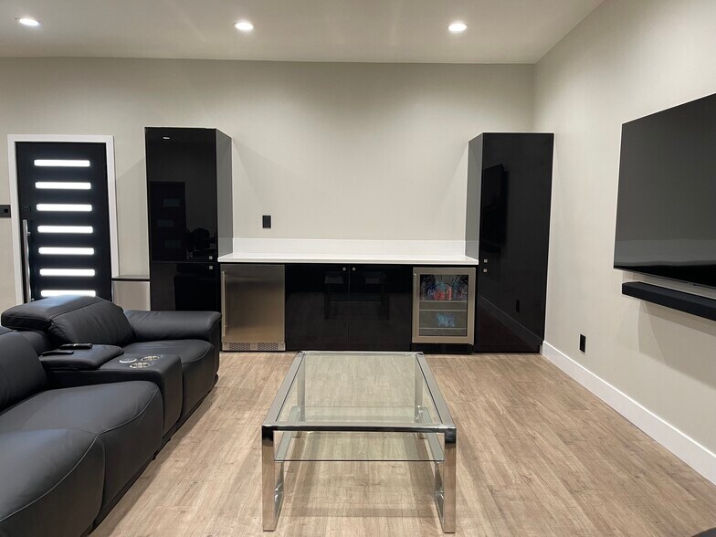 More Photos Of 5627 Cahuenga Blvd, North Hollywood Office For Sale