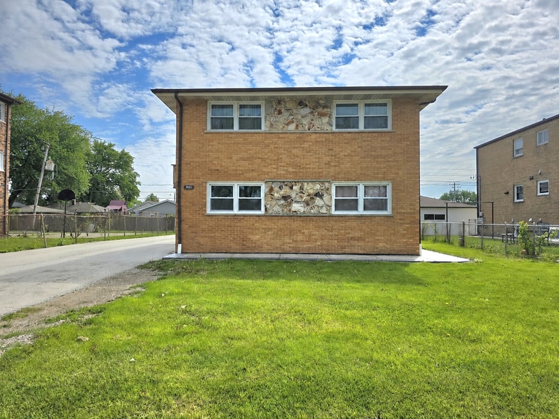 Primary Photo Of 7653 S Roberts Rd, Bridgeview Apartments For Sale