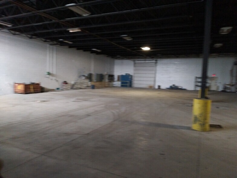 More Photos Of 260 Centre St, Petrolia Warehouse For Lease