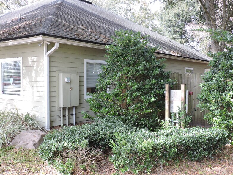 More Photos Of 8141 Ramona Blvd, Jacksonville Veterinarian Kennel For Lease