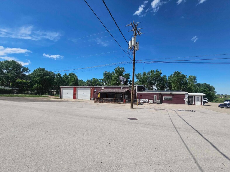 More Photos Of 1401 Laurel Ave, Whitewood Restaurant For Sale