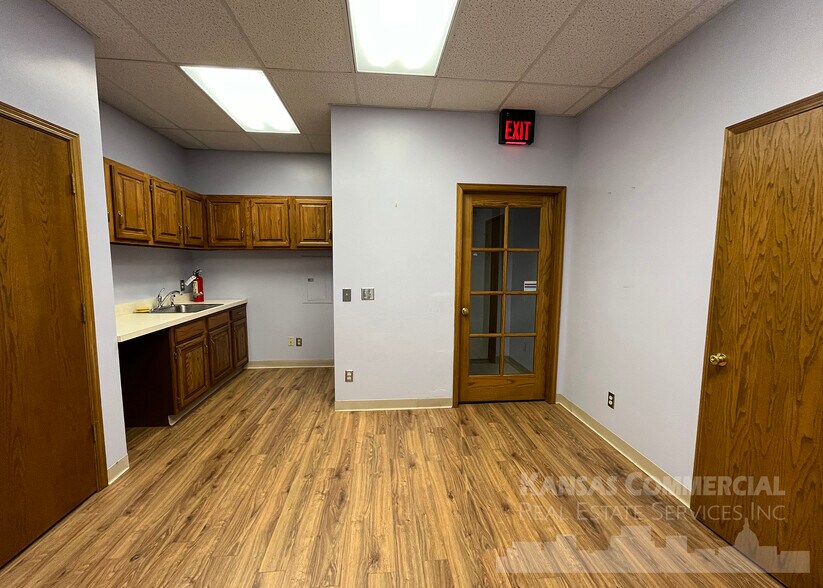 More Photos Of 1119 SW Gage Blvd, Topeka Medical For Lease