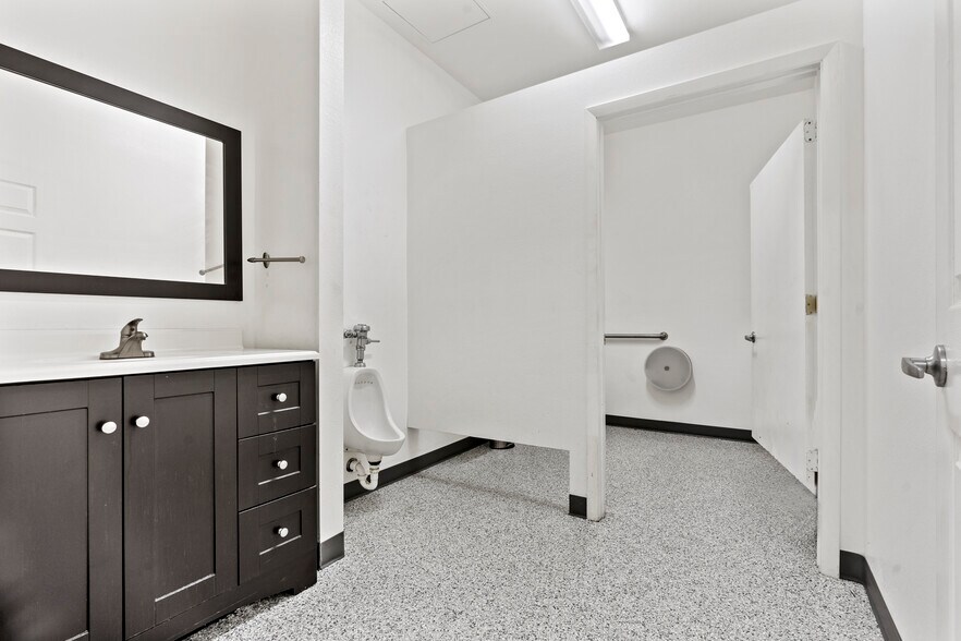 More Photos Of 7065 NW 22nd St, Gainesville Warehouse For Lease