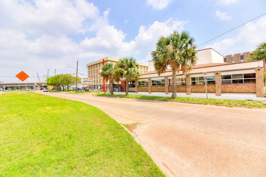 More Photos Of 2214 Mangum Rd, Houston Storefront Retail Office For Lease