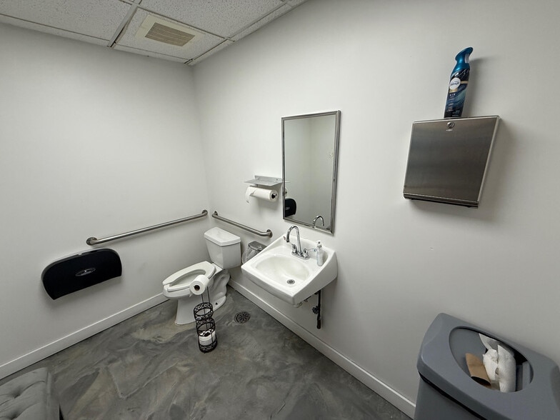 More Photos Of 4635 Northfield Rd, Cleveland Freestanding For Lease