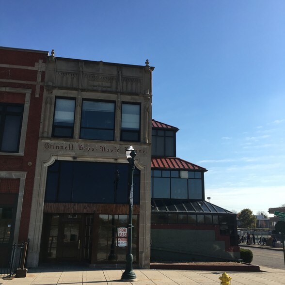 More Photos Of 29 S Saginaw St, Pontiac Storefront For Lease