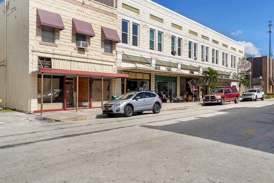 More Photos Of 106 W Oak St, Arcadia Storefront For Sale