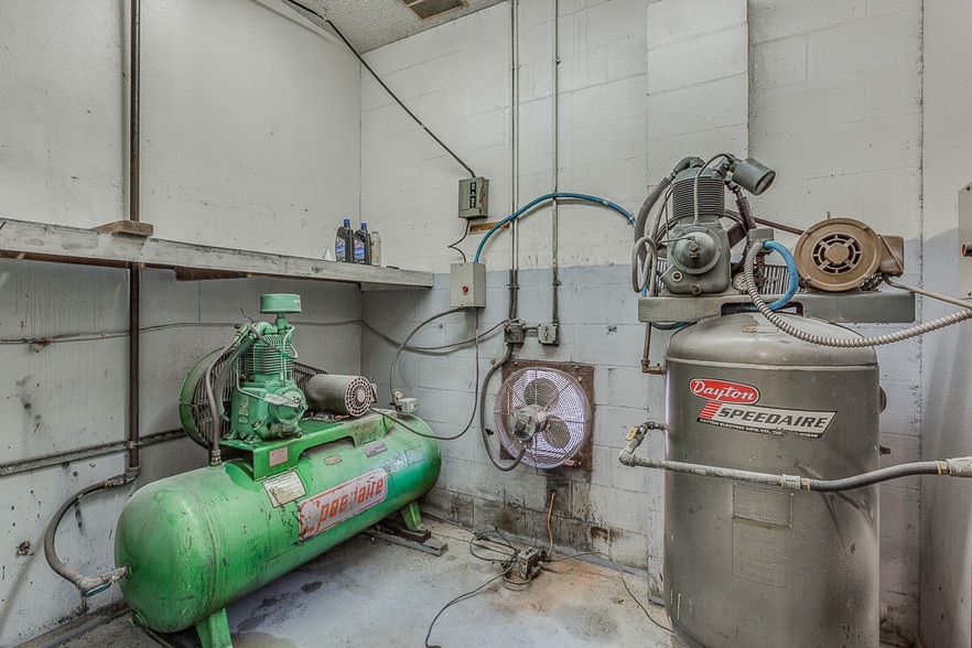 More Photos Of 6541 Industrial Ave, Port Richey Manufacturing For Lease