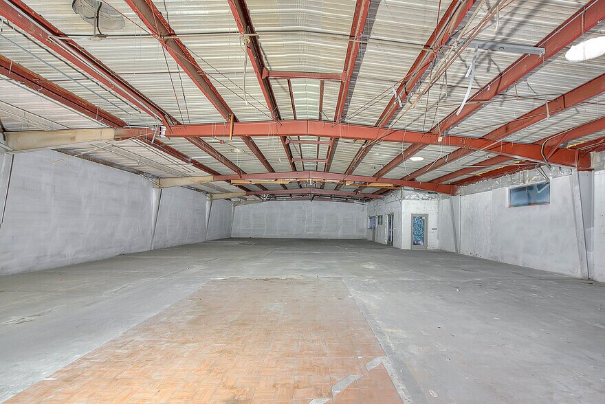 More Photos Of 6840-6842 Hayvenhurst Ave, Van Nuys Distribution For Sale