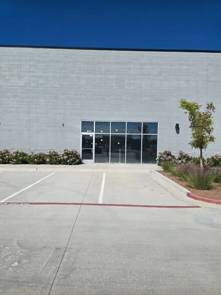 More Photos Of 501 Zaragoza Rd, El Paso Light Manufacturing For Sale