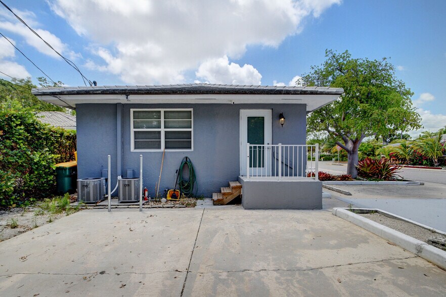 More Photos Of 830 N Federal Hwy, Lake Worth Office For Lease
