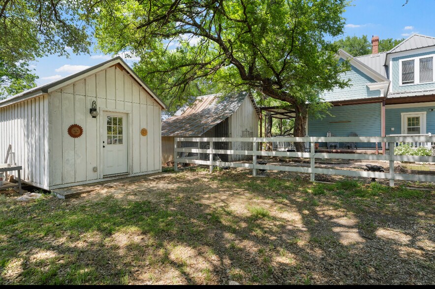 More Photos Of 301 Avenue I, Valley Mills Specialty For Sale