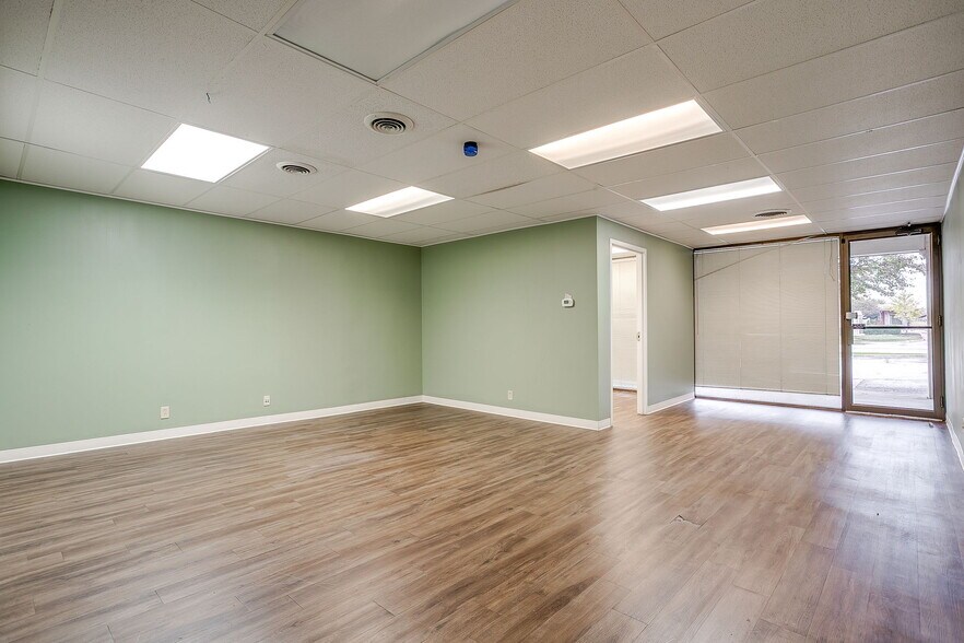 More Photos Of 1340 S main St, Grapevine Office For Sale