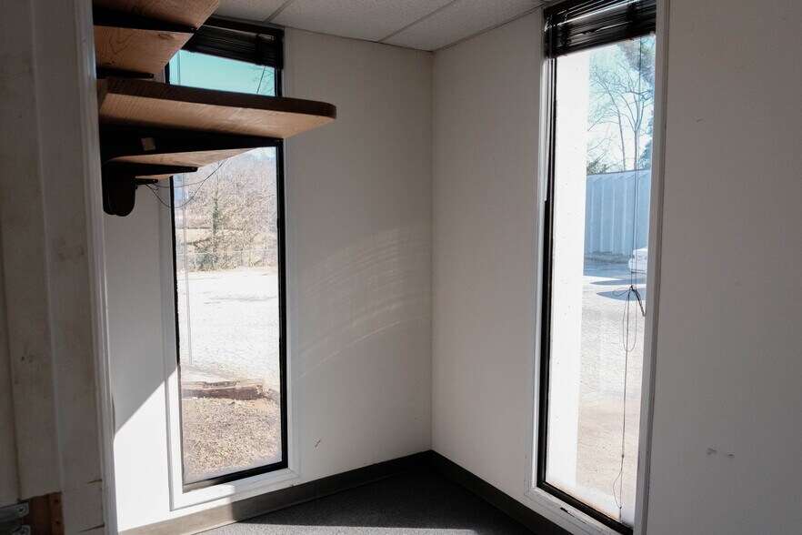 More Photos Of 190-192 Metro Dr, Spartanburg Flex For Lease