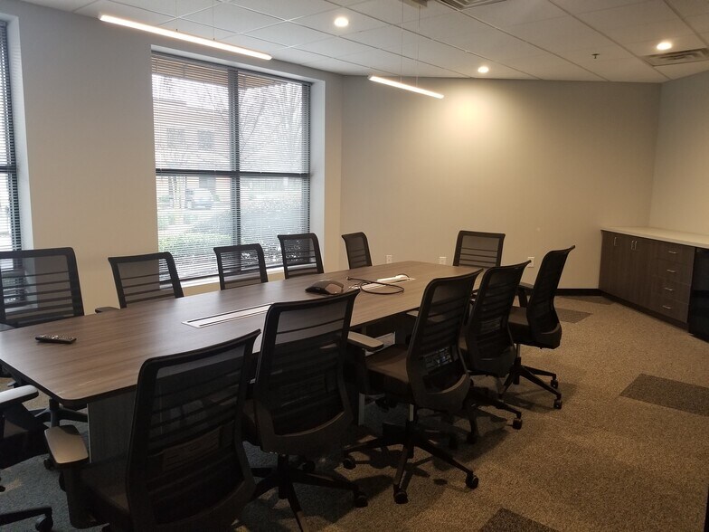 More Photos Of 1890 W Oak Pky, Marietta Showroom For Lease
