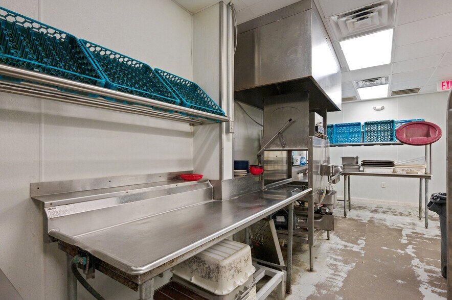 More Photos Of 1296 N Ferdon Blvd, Crestview Restaurant For Sale