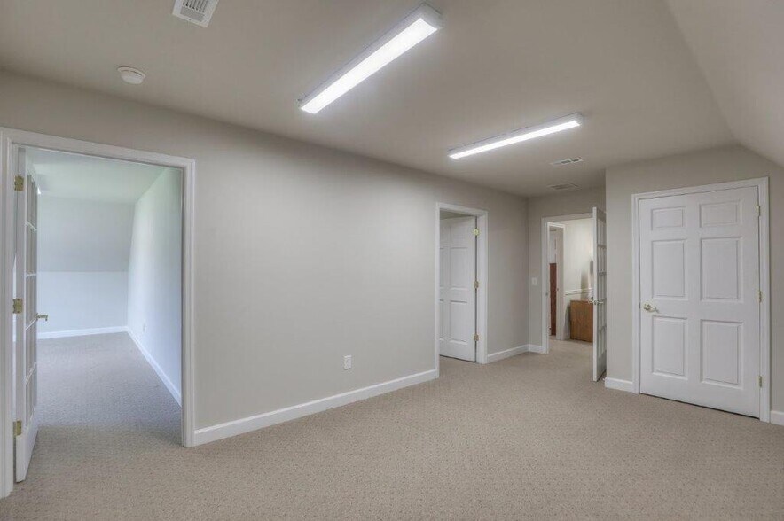 More Photos Of 1404 N Main St, Shelbyville Office Residential For Lease