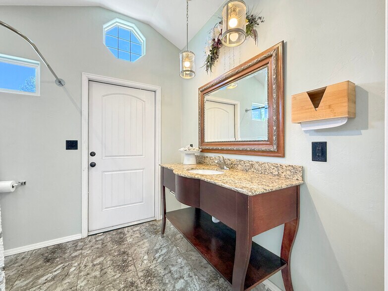 More Photos Of 5955 Sawmill Mesa Rd, Delta Specialty For Sale