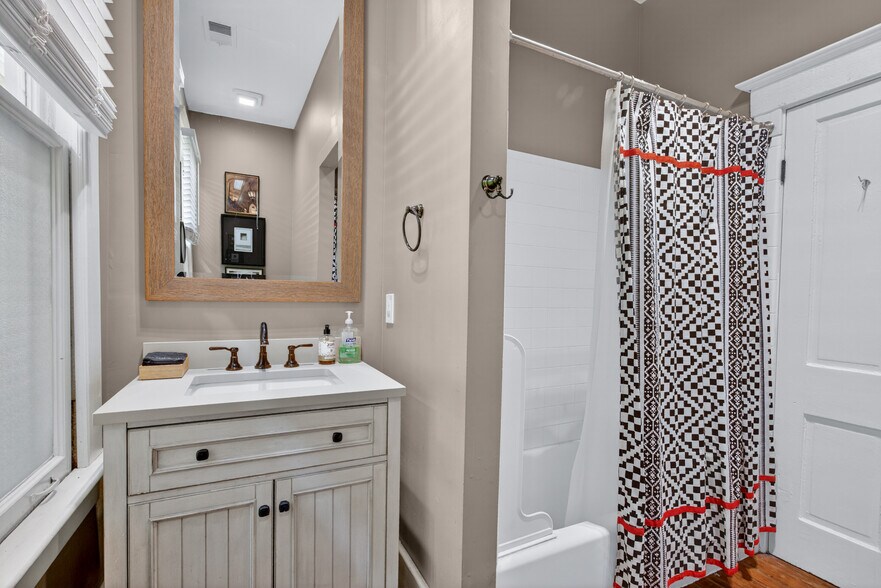 More Photos Of 11 E 41st St, Savannah Storefront Retail Residential For Sale