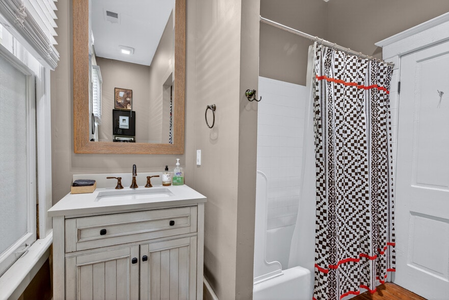 More Photos Of 11 E 41st St, Savannah Storefront Retail Residential For Sale