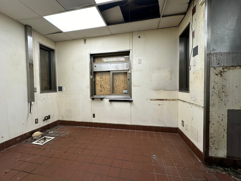 More Photos Of 18902 Northline Rd, Southgate Fast Food For Sale