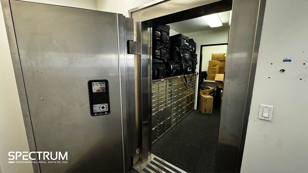 More Photos Of 17648-17656 Ventura Blvd, Encino Unknown For Lease