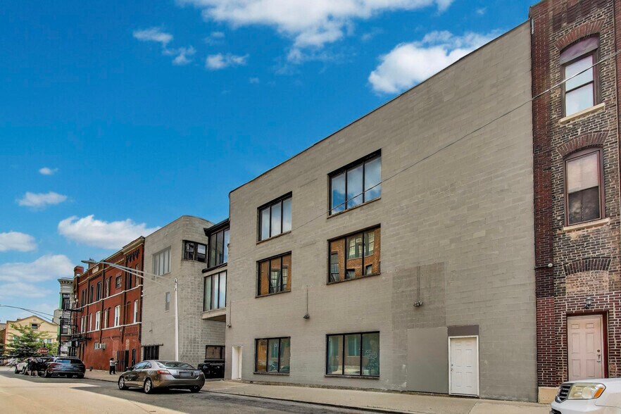 More Photos Of 918 N Ashland Ave, Chicago General Retail For Lease