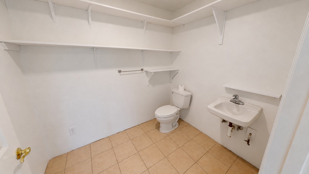 More Photos Of 1601 Acorn Dr, Rogers Distribution For Lease