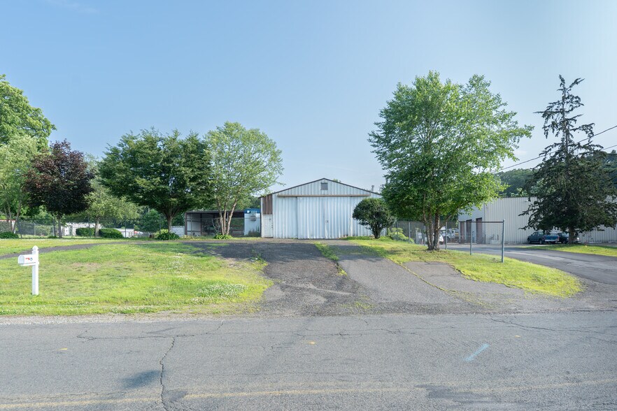 More Photos Of 130 Day St, Seymour Warehouse For Lease