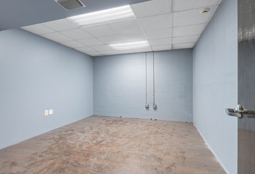 More Photos Of 6235 118th Ave N, Largo Unknown For Lease