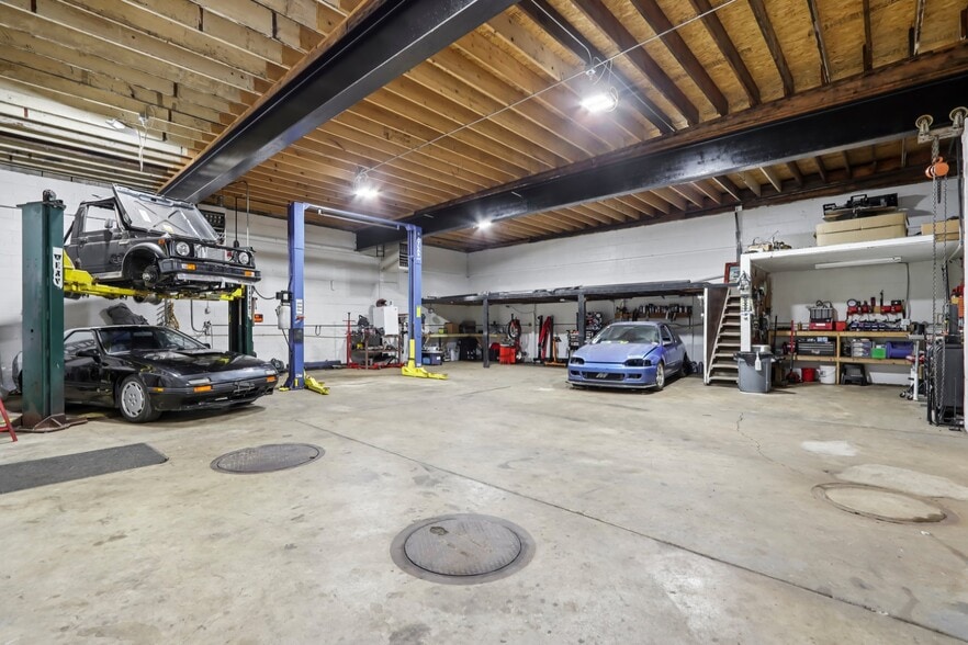 More Photos Of 9205 S Chicago Rd, Oak Creek Auto Repair For Sale