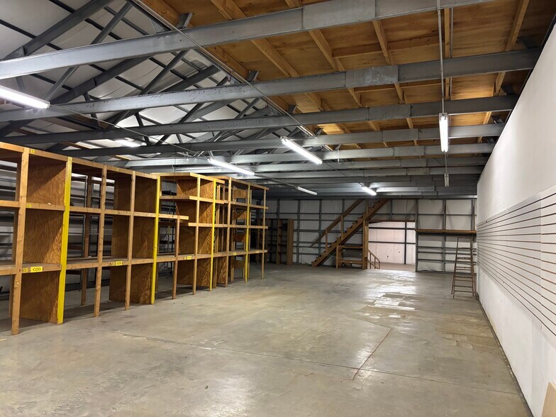More Photos Of 439 Burton Rd, Lexington Warehouse For Lease