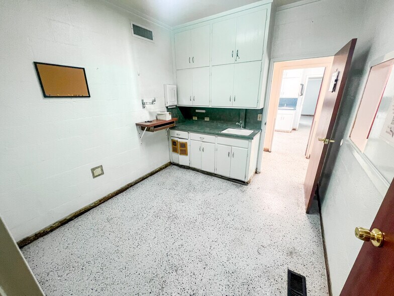 More Photos Of 3400 N Big Spring St, Midland Veterinarian Kennel For Sale
