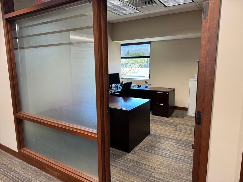 More Photos Of 109 Veterans Pky, Yorkville Office For Lease