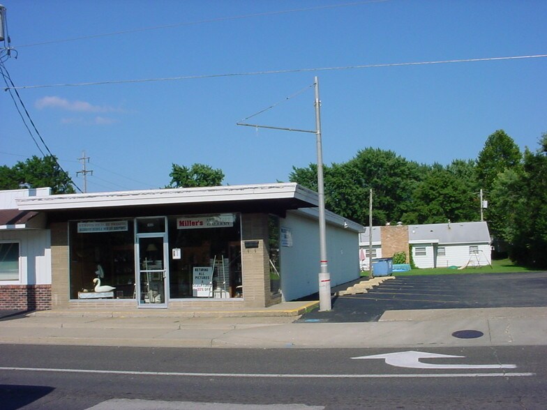 More Photos Of 1500-1532 N 8th St, Pekin General Retail For Lease