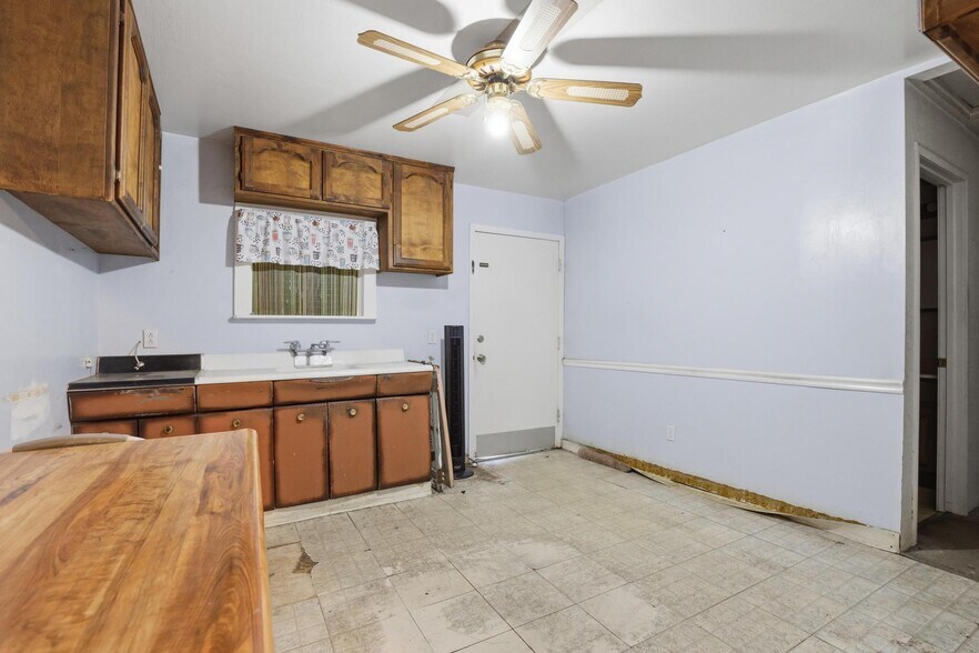 More Photos Of 9978 Broadway, Live Oak Warehouse For Sale