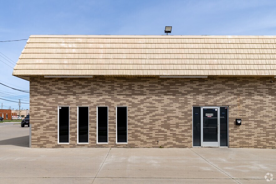 More Photos Of 15555-15651 E Twelve Mile Rd, Roseville Warehouse For Sale