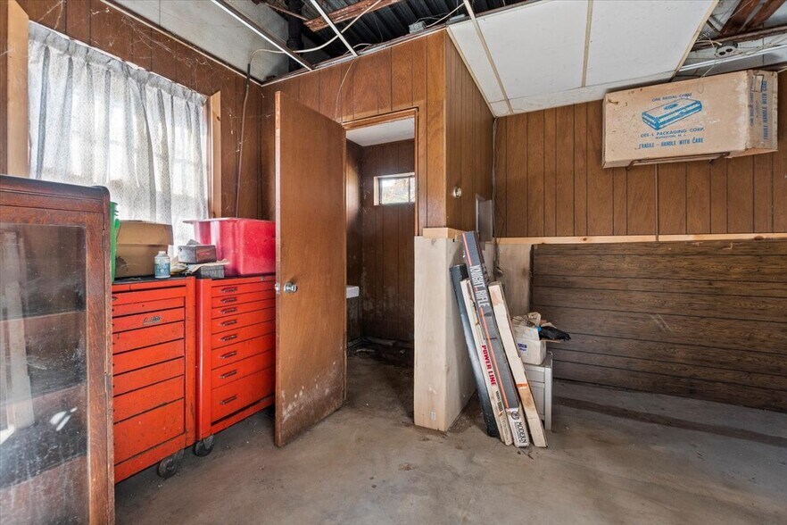 More Photos Of 256 Benmont Ave, Bennington Freestanding For Sale