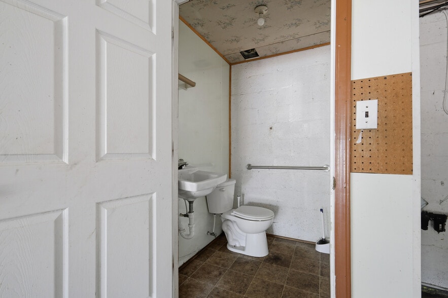 More Photos Of 679 E Main Ave, Taylorsville Flex For Sale